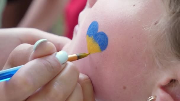 Drawing Unrecognizable Childs Cheek Heart Yellow Blue Colors Ukrainian Flag — Stok video