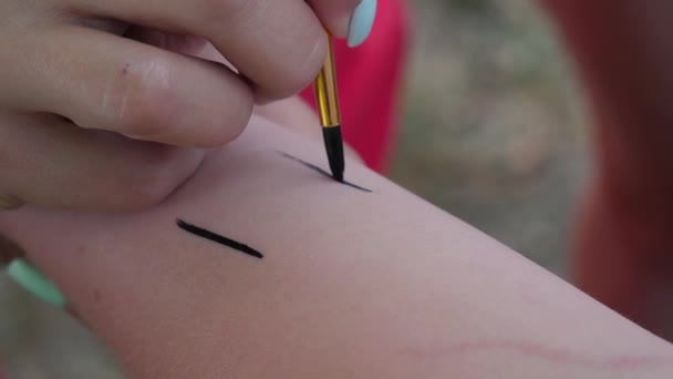 Master Draws Black Lines Girls Hand Brush Temporary Tattoo Entertainment — Αρχείο Βίντεο