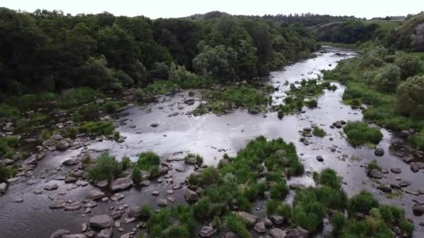 Aerial View Mountain River Rocks Large Stones River Green Trees — Vídeo de Stock