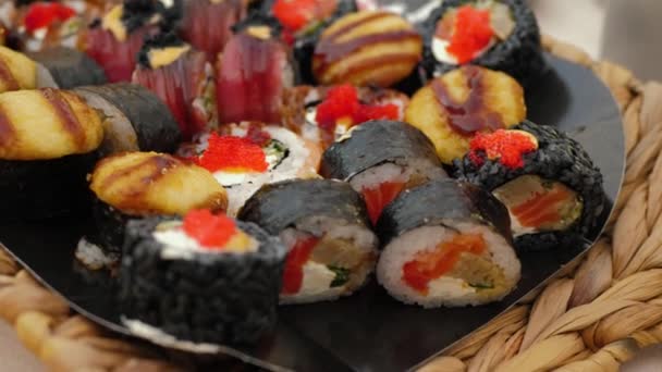 Sortimento Rolos Sushi Comida Japonesa Conjunto Vários Sushi Com Salmão — Vídeo de Stock