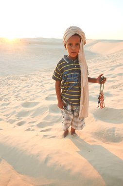 Çölde Tunus çocuk