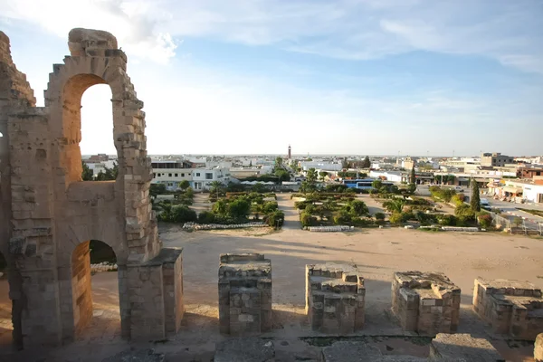 El Djem, Amphitheatre with city skyline — Stock Photo, Image