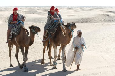 Develer üzerinde turist lider beduin
