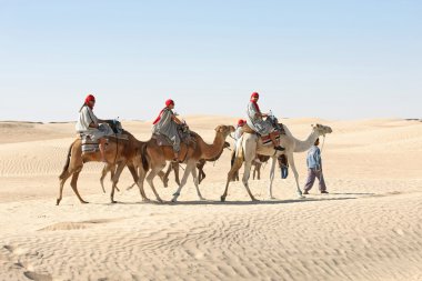 Develer üzerinde berber önde gelen turistler