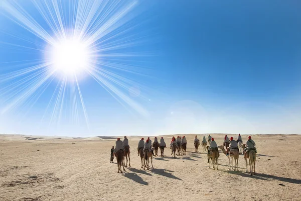 Saharawoestijn met zon en toeristen — Stockfoto