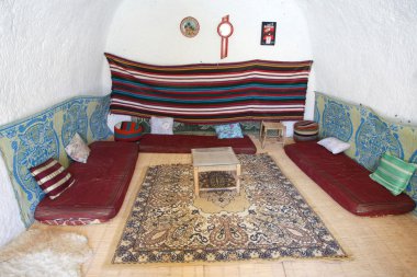 Özgün, ilkel insan evde oturma odasında