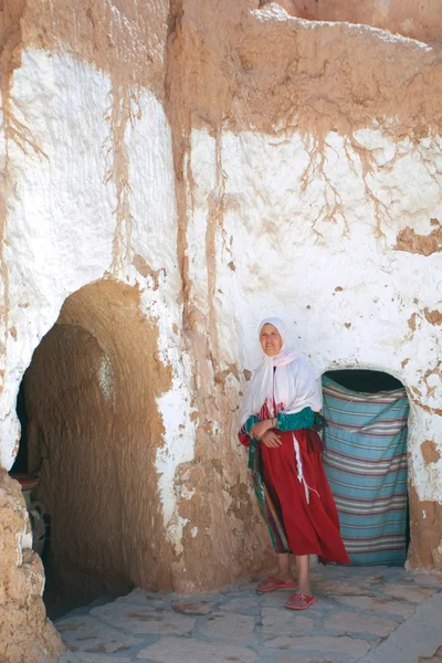 Berber vrouw in troglodiet communitie — Stockfoto