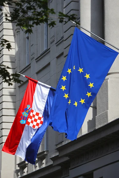 欧盟与克罗地亚国旗在萨格勒布 — 图库照片