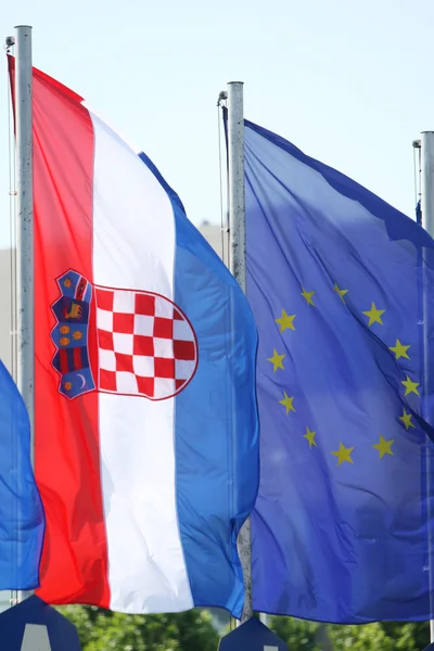 克罗地亚与欧洲联盟的旗帜 — 图库照片