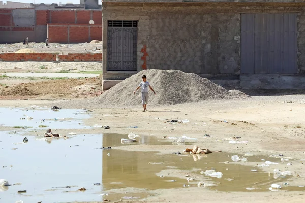 Boy plays on the street of Kairouan — Stock Photo, Image