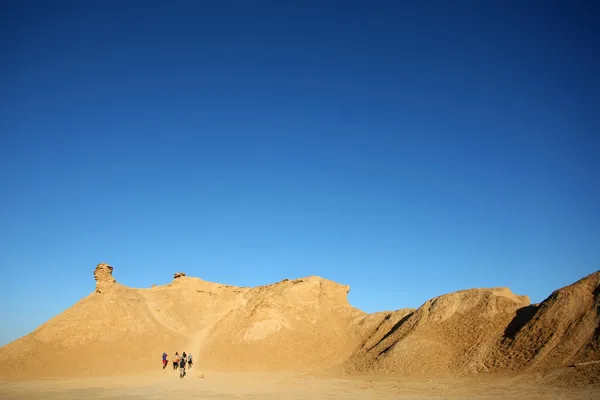Groep toeristen klimmen op kameel hoofd rots — Stockfoto