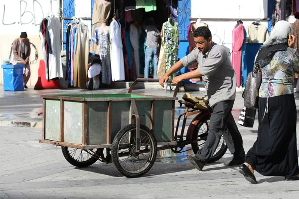 Hombre empujando un triciclo —  Fotos de Stock