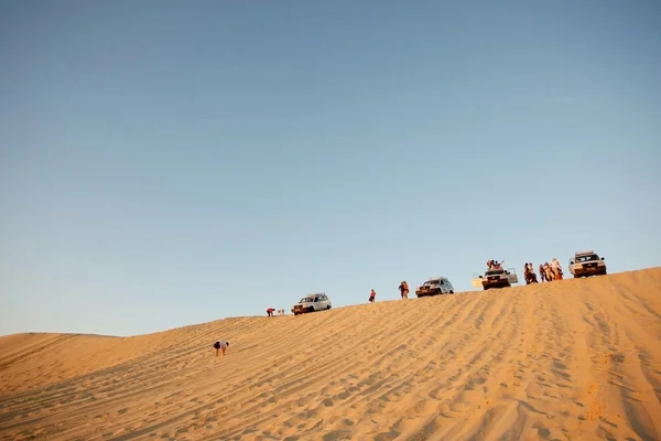 Tourists in Sahara desert — Stock Photo, Image