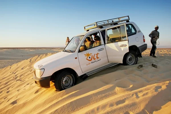 Jeep in desert Sahara — Stock Photo, Image