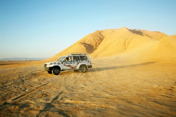 Jeep in Sahara — Stock Photo, Image