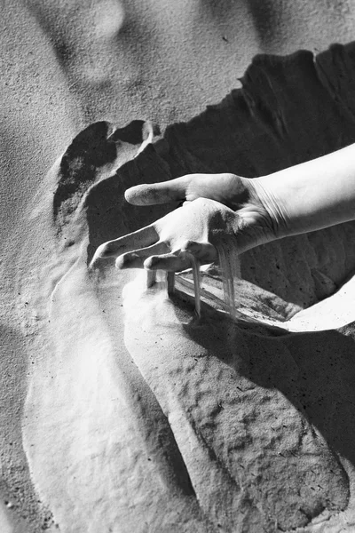 Рука в Сахаре песок черно-белый — стоковое фото