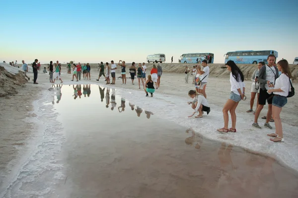 Gruppo di turisti al lago salato — Foto Stock