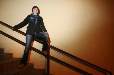 çitin üzerine poz kız