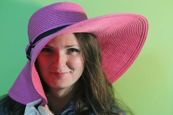 ピンクの帽子と素敵なブルネット — ストック写真