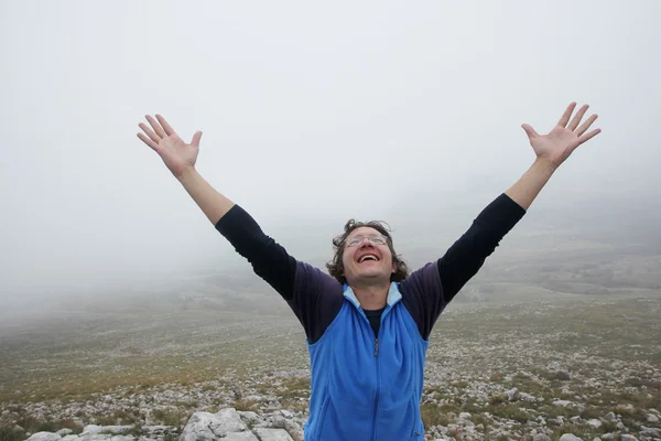 Uomo sulla montagna — Foto Stock