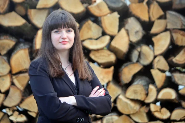 Geschäftsfrau mit Holzhintergrund — Stockfoto