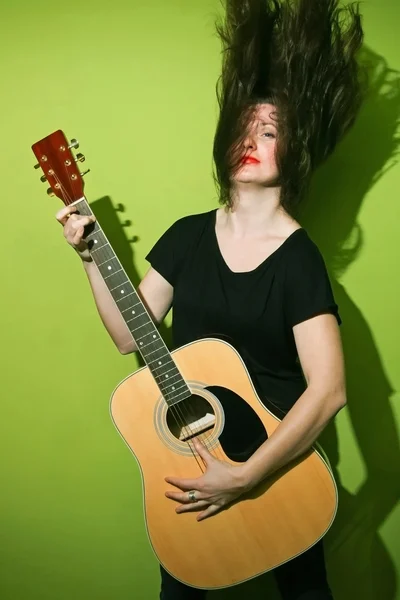 Kobieta z rock gitara drżenie włosów — Zdjęcie stockowe