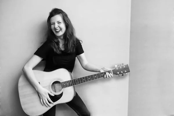 Mulher com guitarra — Fotografia de Stock