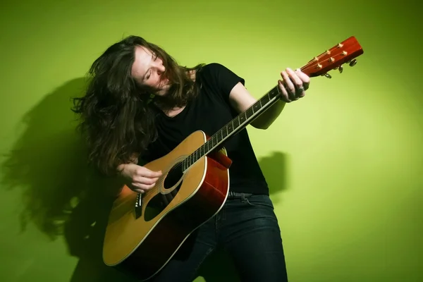 Jovem mulher tocando guitarra — Fotografia de Stock