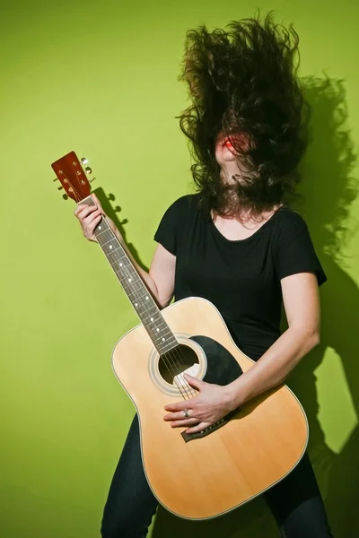 Gitarre Frau schüttelt Haare — Stockfoto