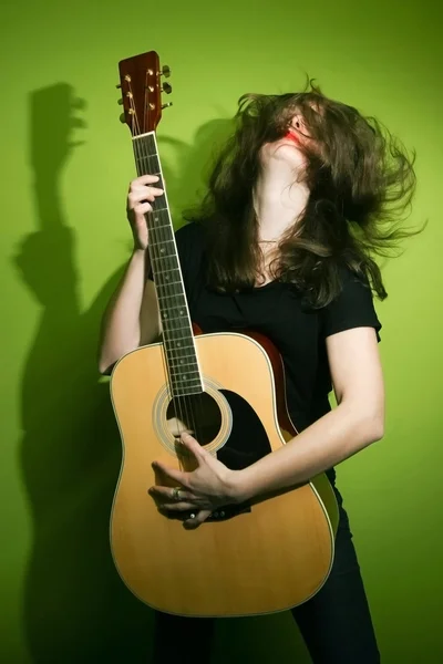 Rock vrouw genieten van gitaar — Stockfoto