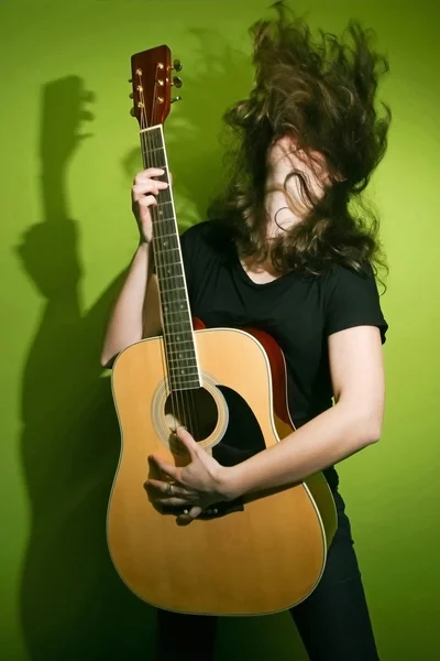 Mulher segurando guitarra — Fotografia de Stock