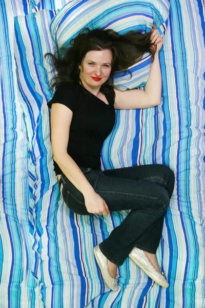 Woman lying on bed — Stock Photo, Image