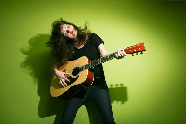 Vrouw die gitaar speelt — Stockfoto