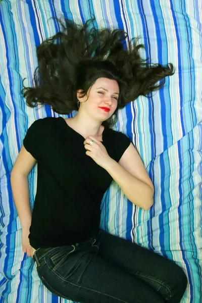 Žena odpočívající na posteli — Stock fotografie