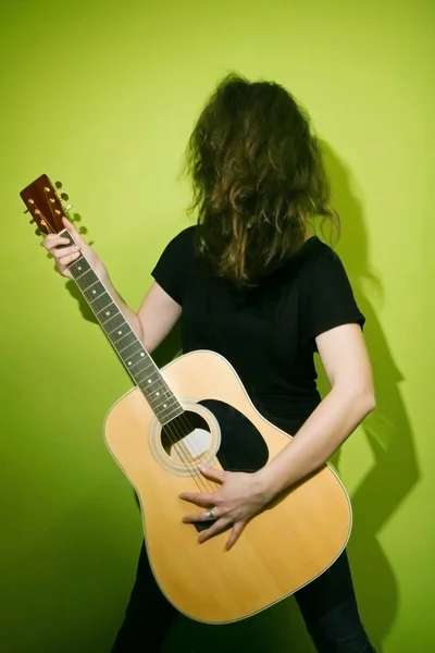 Mujer sacudiendo el pelo con la guitarra — Foto de Stock