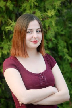 Kameraya bakarak esmer