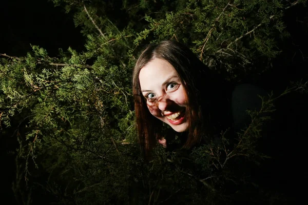 Chica goofing en árboles — Foto de Stock