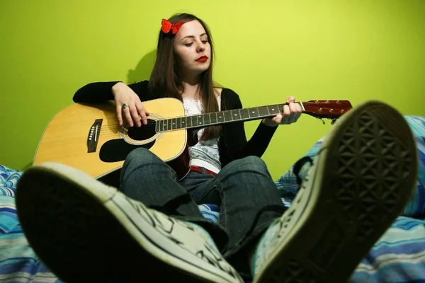 Girl playing guitar — Stock Photo, Image