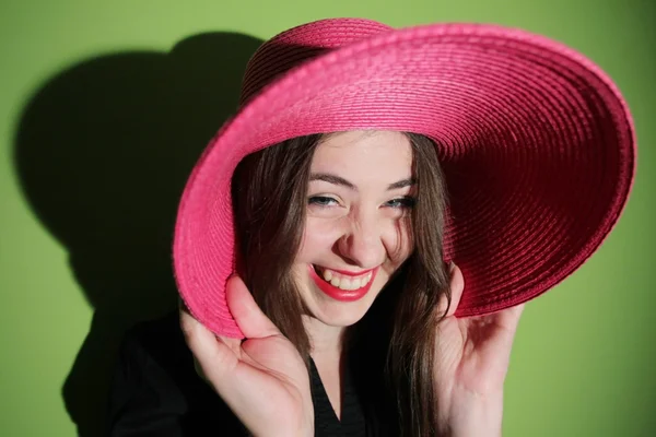 Chica con sombrero rosa riendo — Foto de Stock