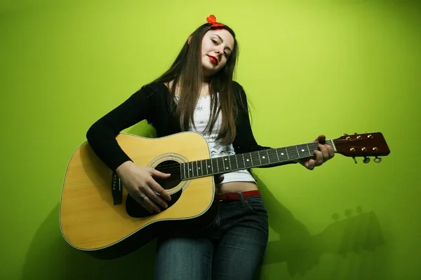 Frau spielt gerne Gitarre — Stockfoto