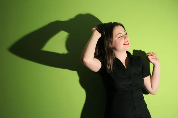 Mujer contra fondo verde — Foto de Stock