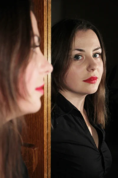 Mulher posando na frente do espelho — Fotografia de Stock