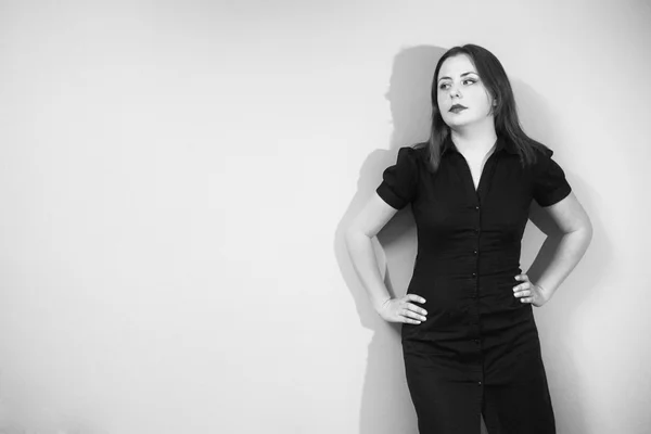 Mujer posando sobre fondo verde blanco y negro —  Fotos de Stock