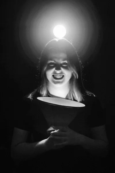 Mujer posando con cara de miedo en blanco y negro —  Fotos de Stock