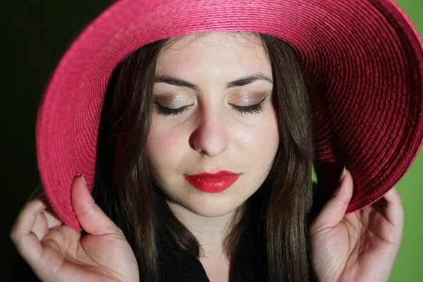 Mujer con sombrero rosa — Foto de Stock