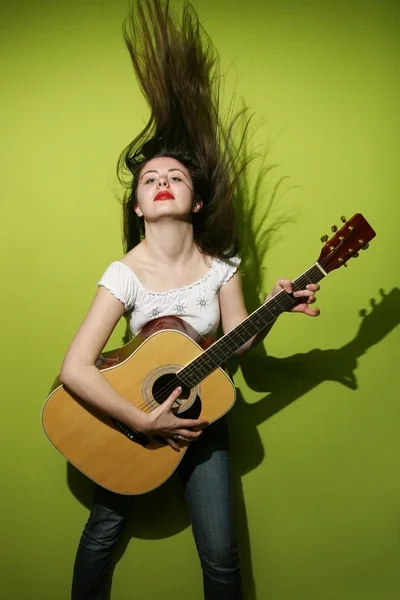 Mujer joven tocando la guitarra — Foto de Stock