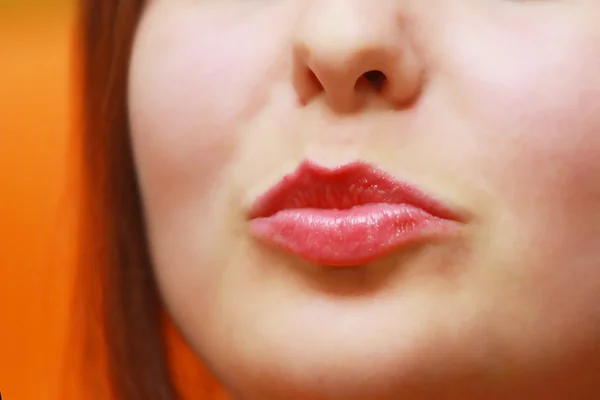 Junge Frau zuckt mit den Lippen — Stockfoto