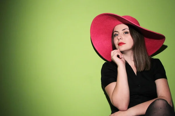 Giovane donna con cappello rosa — Foto Stock