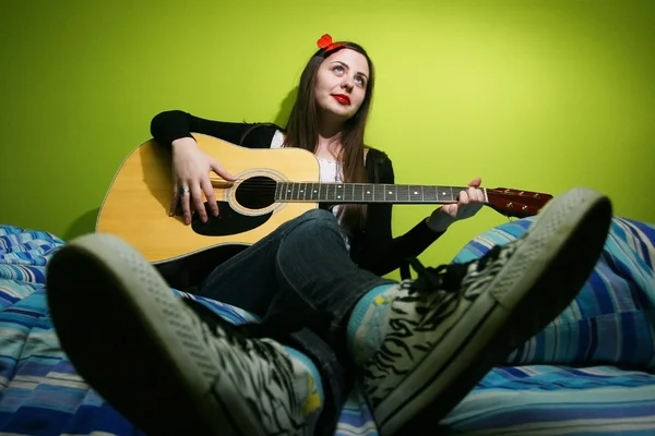 Brunette playing guitar — Stock Photo, Image