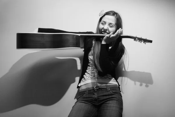 Brunette speelt met gitaar black and white — Stockfoto